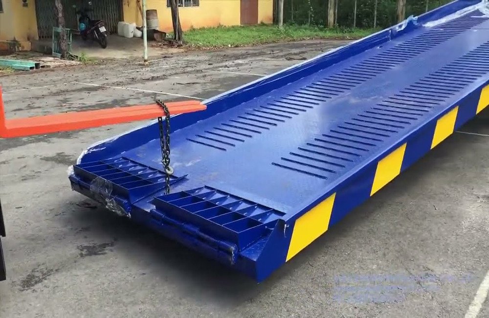 cau dan xe nang len container 4